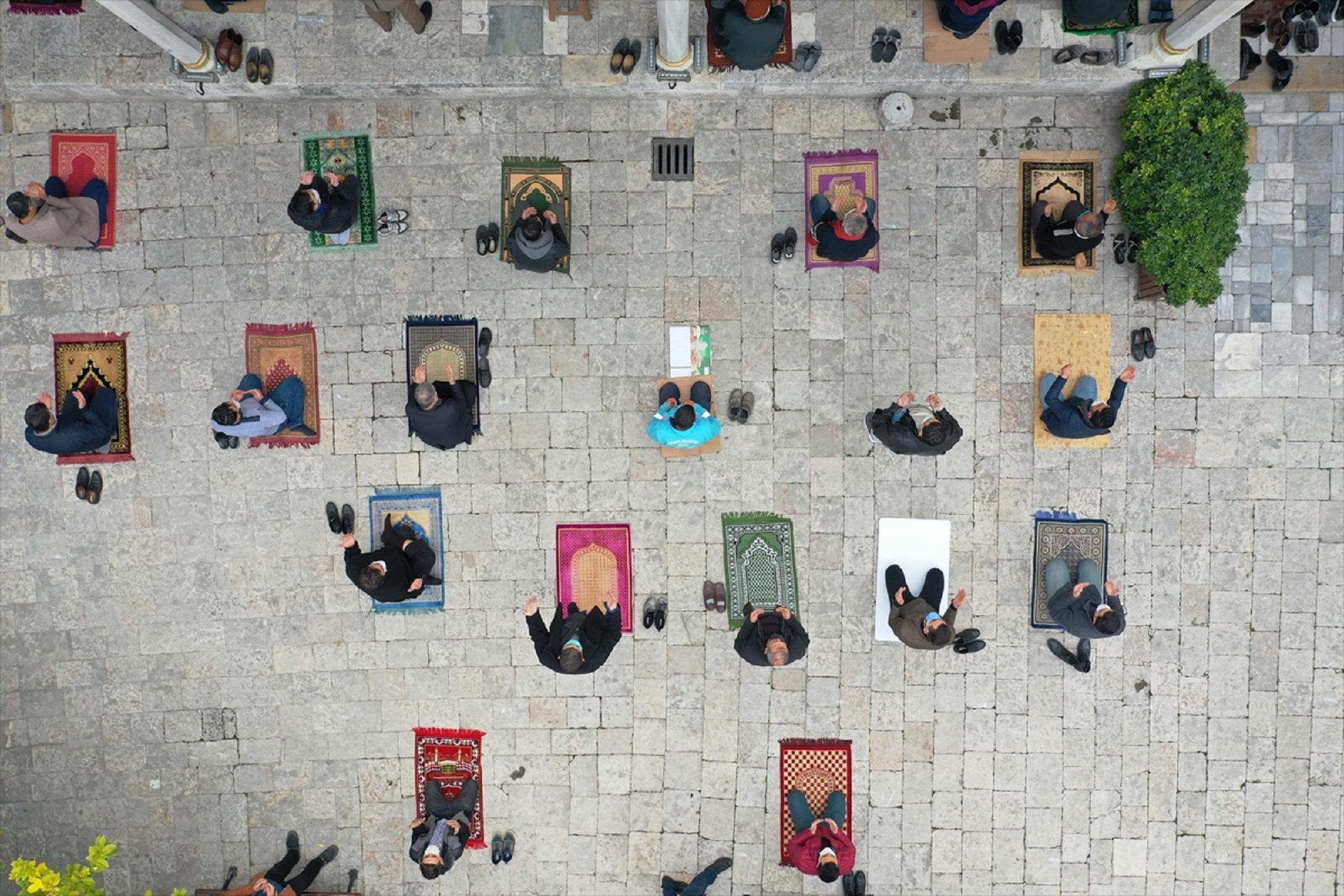 Hatay'da da cuma namazı sonrası camilerde yağmur duası yapıldı. Anadolu'nun en eski camisi Habib-i Neccar'da sosyal mesafe ve maske kurallarına uygun kılınan namazın ardından vatandaşlar duaya iştirak etti. - Sputnik Türkiye