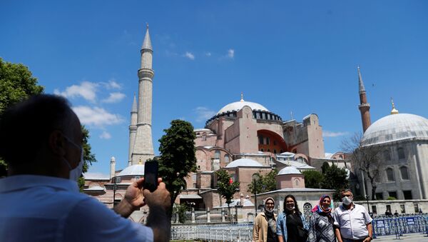 Erdoğan'ın camiye dönüştürülmesi kararını imzalamasının ardından Ayasofya önünde poz verenler - Sputnik Türkiye