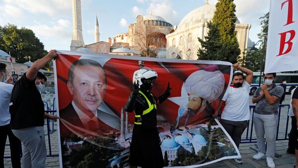 Danıştay'ın camiye dönüşmesine hükmetmesinin ardından Ayasofya önünde Cumhurbaşkanı Erdoğan ile Fatih Sultan Mehmet'in posterini açanlar - Sputnik Türkiye