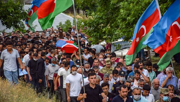 Azerbaycan-Ermenistan sınırında yaşanan çatışmalarda yaşamını yitiren Vugar Sadygov toprağa verildi. - Sputnik Türkiye