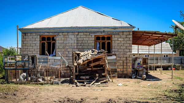 Azerbaycan’ın Ermenistan sınırındaki Dondar Guşçu köyünde, saldırı sonucu bir evde oluşan hasar - Sputnik Türkiye