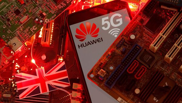 Britanya Bayrağı üzerinde duran 5G ağı logosuyla Huawei marka akıllı telefon (illüstrasyon) - Sputnik Türkiye
