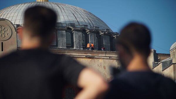Ayasofya önünde bekleyen vatandaşların heyecanı sürerken, caminin kubbe kısmındaki çalışmalar kameralara yansıdı. - Sputnik Türkiye
