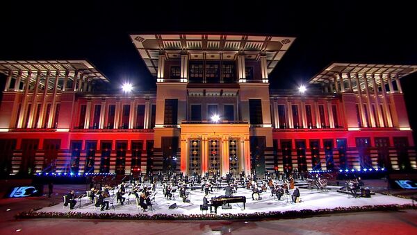 Cumhurbaşkanlığı Külliyesi'nde 15 Temmuz Demokrasi ve Milli Birlik Günü'nün 4. yılına özel konser düzenlendi. - Sputnik Türkiye