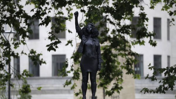 İngiltere’deki ırkçılık karşıtı protestolarda devrilerek nehre atılan köle taciri Edward Colston'un heykelinin yerine, sabahın erken saatlerinde gerçekleştirilen ‘gizli bir operasyonla’ heykeli deviren protestoculardan birinin heykeli dikildi. - Sputnik Türkiye