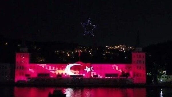15 Temmuz etkinlikleri kapsamında Kuleli duvarlarında üç boyutlu ışık gösterisi ve İstanbul Boğazı’nda Türkiye’de ilk kez 200 İHA ile 15 Temmuz temalı ışık gösterisi gerçekleştirildi. - Sputnik Türkiye