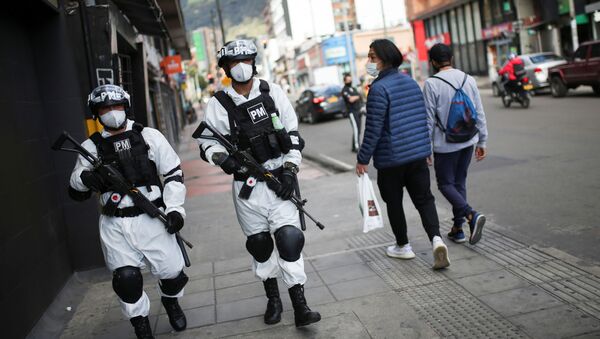Kolombiya devletinin güvenlik güçleri, uluslararası kısaltması 'hazmat' olan tehlikeli maddelerden koruyan takım giyerek devriye geziyor.  - Sputnik Türkiye
