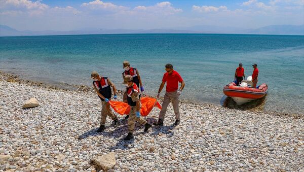Van'da 27 Haziran'da göle açılan teknenin batması sonucu kaybolan kişilerden 2'sinin daha cesedine ulaşıldı. - Sputnik Türkiye