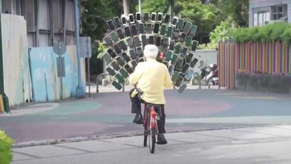 64 akıllı telefonu bisiklete bağlayarak Pokemon Go oynayan Tayvanlı dede - Sputnik Türkiye
