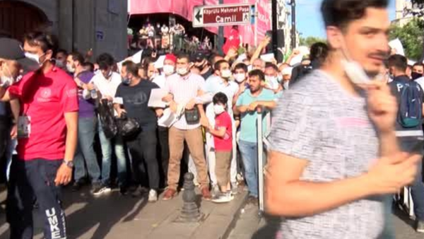 Polis bariyerini aşan kalabalık Ayasofya'ya doğru koşuyor - Sputnik Türkiye