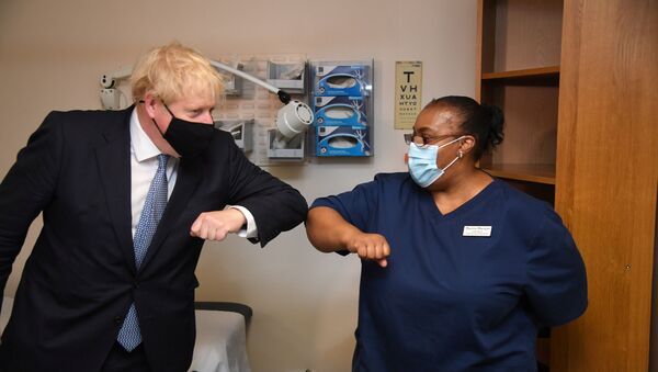 Boris Johnson tıbbi merkez ziyaretinde sağlık çalışanlarıyla selamlaşırken - Sputnik Türkiye