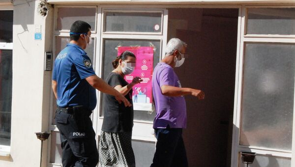 Çanakkale’nin Bayramiç ilçesinde, ikiz kız çocuklarının taciz edildiği iddiasıyla 4 kişi gözaltına alındı. Kızların annesi, beraber yaşadığı kişi ve oğlu tutuklanırken, 16 yaşındaki bir kişi de adli kontrolle serbest bırakıldı. - Sputnik Türkiye