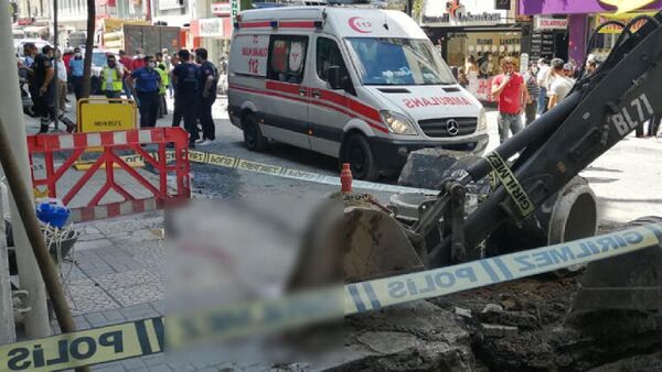 İstasnbul Bakırköy'de çalışma yapan işçinin üzerine arızalanan iş makinesinin kepçesi düştü. Feci kazada üzerine kepçe düşen işçi olay yerinde hayatını kaybetti. - Sputnik Türkiye