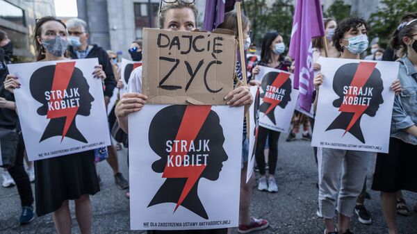 Polonya'nın başkenti Varşova'da aşırı muhafazakar hükümetin İstanbul Sözleşmesi'nden çekilme kararını protesto eden kadınlar Bırakın yaşayalım, Kadın grevi yazılı pankartlar da açtı. - Sputnik Türkiye