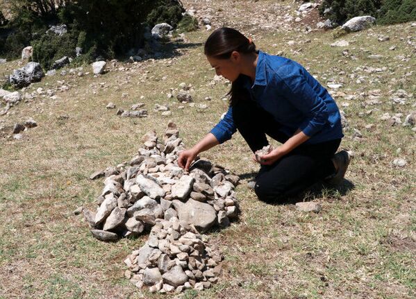 Öldürülen kadınlar için taştan heykel yaptı: ‘Hepsinin acısı içimize bir taş gibi oturdu’ - Sputnik Türkiye