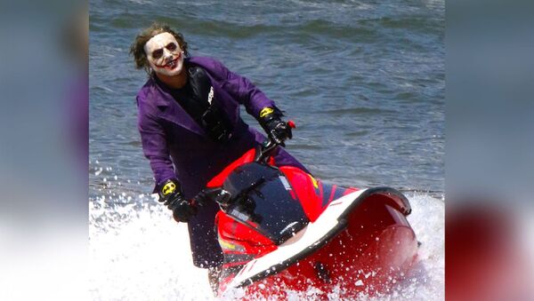 En ünlü kötü karakterlerden biri ve Batman’in baş düşmanı Joker’in kılığına girip New York’ta sörf yapması viral olurken farklı yorumlar geldi.  - Sputnik Türkiye