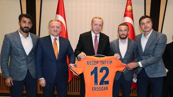 Medipol Başakşehir heyeti Cumhurbaşkanlığı'na gitti: 12 numaralı forma Erdoğan'a hediye edildi - Sputnik Türkiye