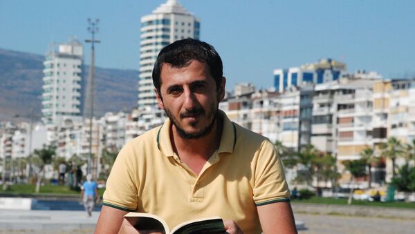 5 yıl önce toplu taşımada kitap okurken gizlice fotoğrafı çekilip ayrımcı bir dille eleştirilen Ali Uçar - Sputnik Türkiye