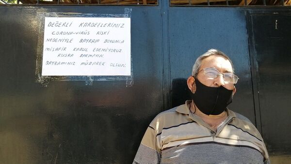 Manisa'nın Turgutlu ilçesinde yaşayan yaşlı çift, koronavirüs nedeniyle evlerinin kapısına astıkları yazıyla misafirleri geri çevirdi. - Sputnik Türkiye