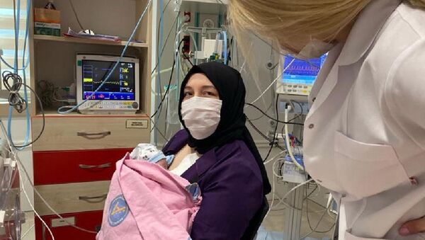 Kadavradan rahim nakli yapılan Derya Sert, bebeğini kucağına aldı - Sputnik Türkiye