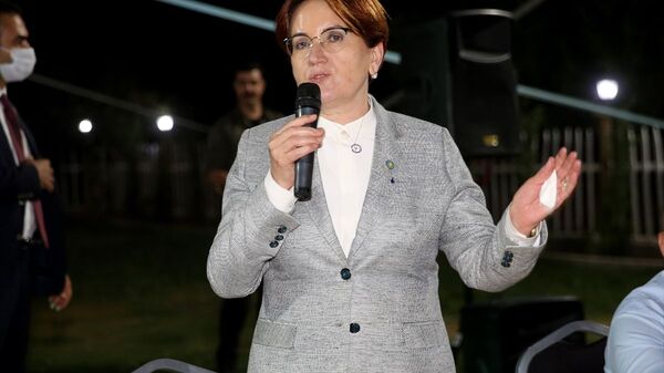 İYİ Parti Genel Başkanı Meral Akşener, çeşitli programlara katılmak üzere Nevşehir'e geldi. Akşener, Uçhisar beldesinde partisinin il teşkilatınca düzenlenen akşam yemeğinde konuşma yaptı. - Sputnik Türkiye
