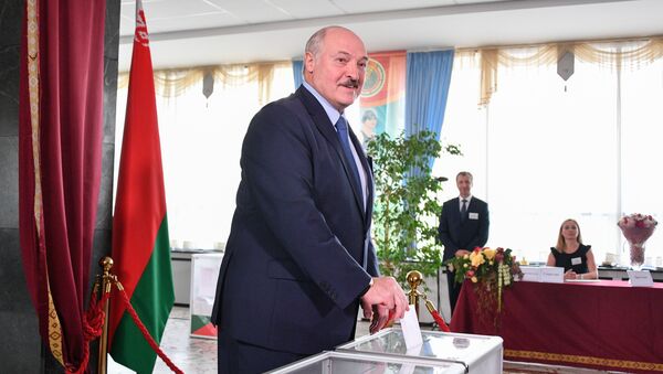 Lukaşenko, Belarus Devlet Üniversitesi’nde sandık başına giderek oyunu kullandı. Seçimlerden sonra ülkesinde kaos veya iç savaşın hakim olmayacağını düşünen Lukaşenko, seçimlerin uluslararası çapta tanınmasını da pek beklemediğini kaydetti. - Sputnik Türkiye