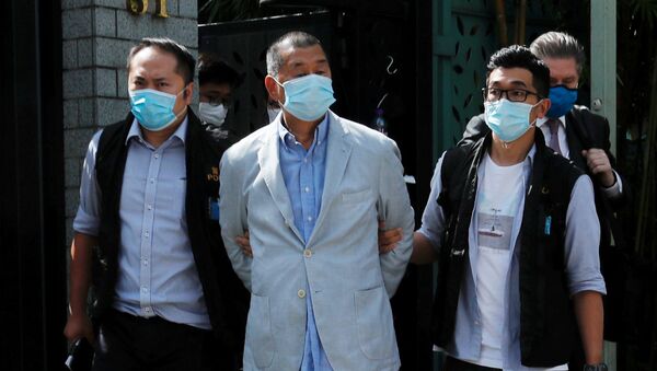 Hong Kong polisi, haziran ayında uygulamaya konulan tartışmalı ulusal güvenlik yasası kapsamında medya patronu Jimmy Lai’yi sahibi olduğu medya genel merkezine düzenlediği baskınla gözaltına aldı.  - Sputnik Türkiye