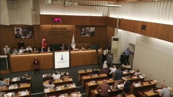 İzmir Büyükşehir Meclisi'nde AK Parti Grubu salonu terk etti - Sputnik Türkiye
