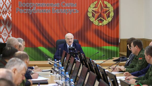 Belarus Devlet Başkanı Aleksandr Lukaşenko, Savunma Bakanlığı Stratejik Yönetim Merkezi'ndeki toplantıda katıldı. - Sputnik Türkiye