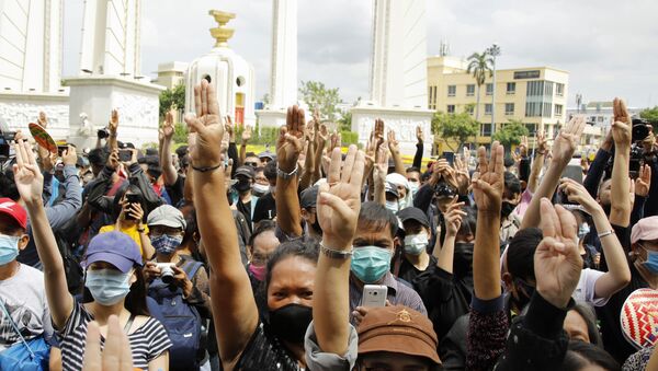 Tayland’ın başkenti Bangkok’ta hükümet ve monarşi karşıtı binlerce kişi sokaklara inerek protesto düzenledi. - Sputnik Türkiye