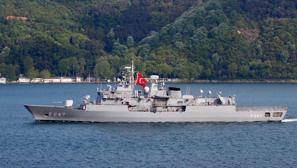 TCG Kemal Reis (F-247)  İstanbul Boğazı'ndan geçerken - Sputnik Türkiye