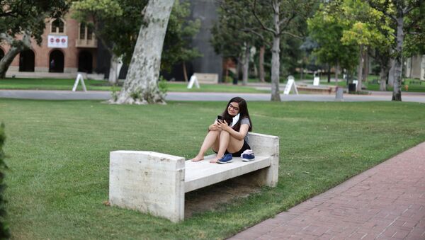 ABD'nin Güney Kaliforniya Üniversitesi kampüsünde bankta dinlenen bir öğrenci - Sputnik Türkiye