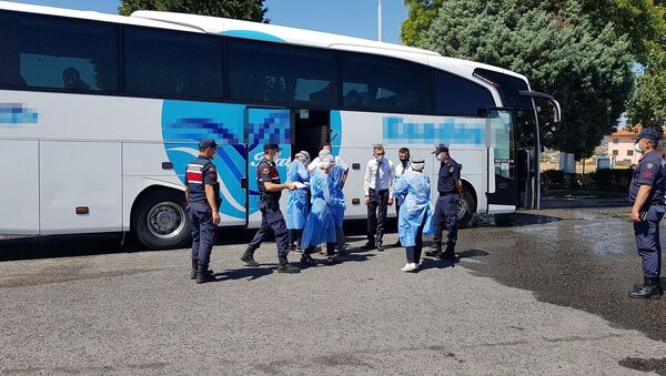 Koronavirüs testi pozitif çıkan ve karantinada olması gereken şahıs, yolcu otobüsünde yakalandı - Sputnik Türkiye