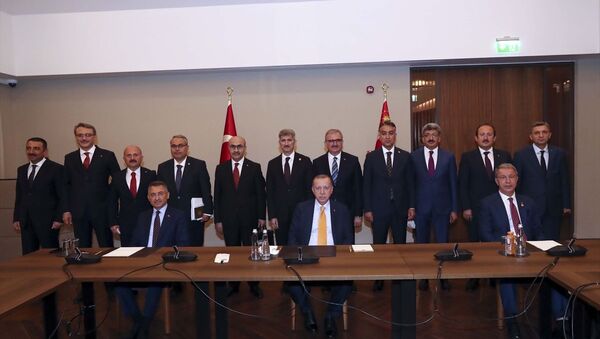 Türkiye Cumhurbaşkanı Recep Tayyip Erdoğan, Malazgirt Zaferi'nin 949'uncu yıl dönümü dolayısıyla Ahlat'ta düzenlenen programlara katılmak üzere geldiği Bitlis'te bölge valileriyle toplantı yaptı. Toplantıda, Cumhurbaşkanı Yardımcısı Fuat Oktay (önde solda), Milli Savunma Bakanı Hulusi Akar (önde sağda) ve İçişleri Bakan Yardımcısı Muhterem İnce (2. sıra sol 6) de yer aldı. - Sputnik Türkiye