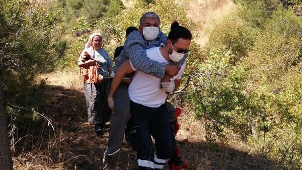 Ambulans şoförü, hastayı 1 kilometre sırtında taşıdı - Sputnik Türkiye