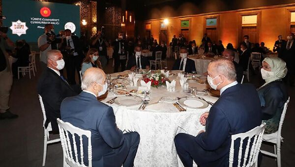 Cumhurbaşkanı Erdoğan, Ahlat'taki etkinliklere katılan sanatçı ve gençlerle yemekte bir araya geldi - Sputnik Türkiye