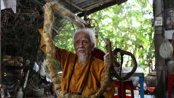 Vietnamlı 92 yaşındaki Nguyen Van Chien, 80 yıl boyunca saçlarını hiç kesmedi, yıkamadı ve hatta taramadı. - Sputnik Türkiye