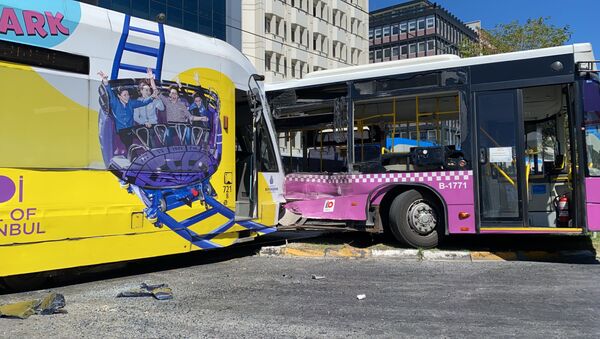 Tramvay halk otobüsüne çarptı - Sputnik Türkiye