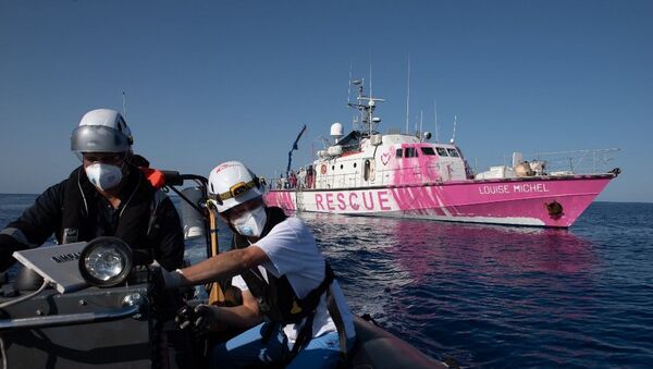 Banksy'nin fonladığı gemi göçmenleri kurtarmak için Akdeniz'de - Sputnik Türkiye