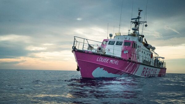 Banksy'nin finanse ettiği yardım gemisi Akdeniz’de mahsur kaldı - Sputnik Türkiye