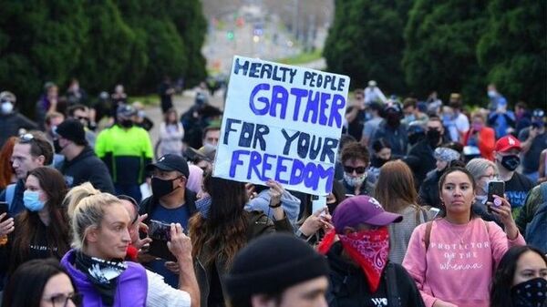 Avustralya’nın Melbourne kentinde halk koronavirüs salgını ile mücadele kapsamında getirilen kısıtlamaları ve hükümeti protesto etti. - Sputnik Türkiye