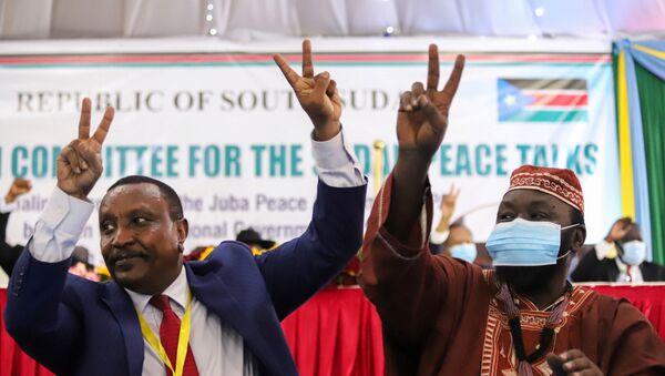 Güney Sudan'da törenle Sudan geçiş hükümeti ile 5 silahlı isyancı grup arasında barış anlaşması imzalanmasının ardından, Sudan Halk Kurtuluş Hareketi-Kuzey (SPLM-N) örgütü Agar fraksiyonu Genel Başkan Yardımcısı Yasir Arman ile Genel Sekreteri İsmail Halas Calab zafer işareti yaparken - Sputnik Türkiye
