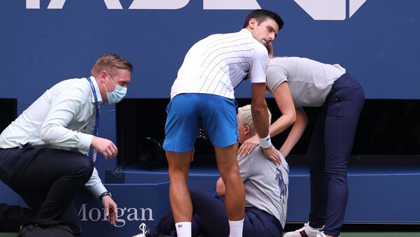 ABD Açık Tenis Turnuvası 4. turunda Novak Djokovic, sinirlenerek vurduğu topun çizgi hakeminin boğazına gelmesi üzerine diskalifiye edildi. - Sputnik Türkiye