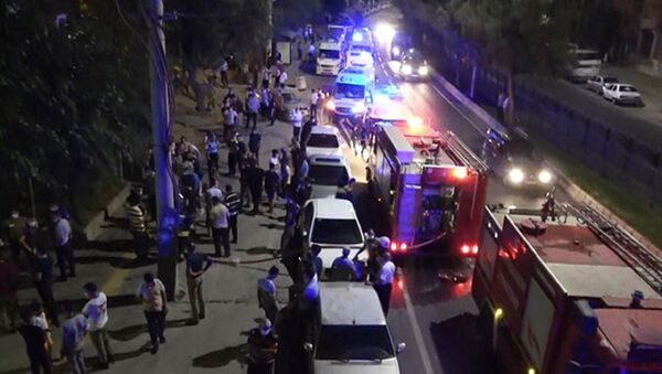 Diyarbakır'da, koronavirüs tanısı konulan anneleriyle temaslı oldukları için karantinaya alınan kardeşler, iddiaya göre kaldıkları evi ateşe verdi. Aile fertleri, çıkan yangını haberleştirmek isteyen gazetecilere bıçak ve yumrukla saldırdı. İki gazeteci yaralanırken, saldırganlar gözaltına alındı. - Sputnik Türkiye