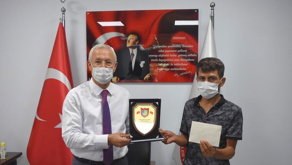 Taksici Murat Yavuz koltukta unutulan 1 milyon 250 bin TL değerindeki altını geri verdi - Sputnik Türkiye