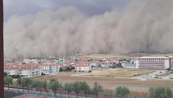 Ankara'nın Polatlı ilçesinde kum fırtınası meydana geldi. - Sputnik Türkiye