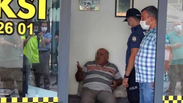 Polisin maske uyarısına kızan esnaf: 'Hırsızlık mı yaptım?' - Sputnik Türkiye