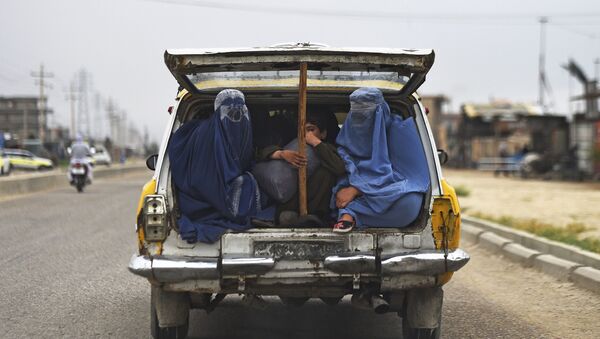 Afganistan'da araç bagajında yolculuk eden kadınlar ve çocuklar - Sputnik Türkiye