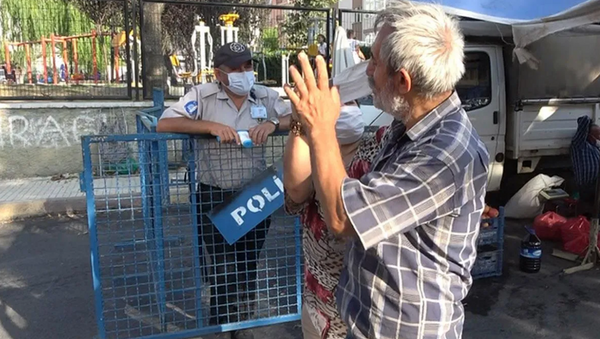 Pazara maskesiz gelen vatandaş, görevlilerle tartıştı - Sputnik Türkiye