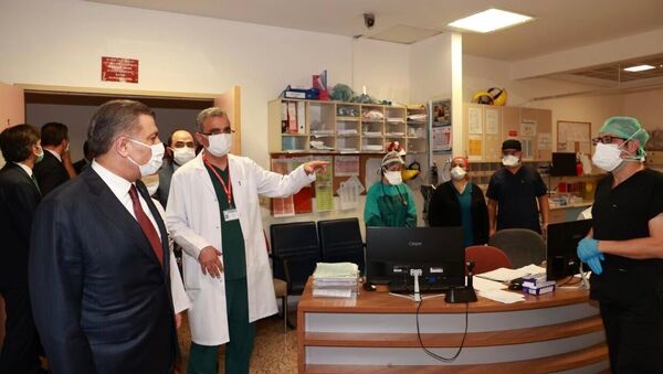Sağlık Bakanı Fahrettin Koca, Keçiören Eğitim ve Araştırma Hastanesi’nde hasta yakınlarının saldırı girişiminde bulunduğu sağlık çalışanlarını ziyaret etti. - Sputnik Türkiye